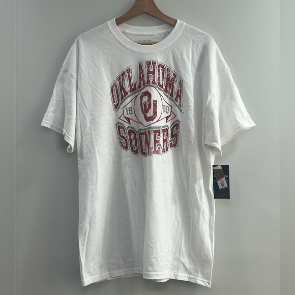 Captivating Other - OU Oklahoma University Sooners White T-Shirt Size XL New With Tags